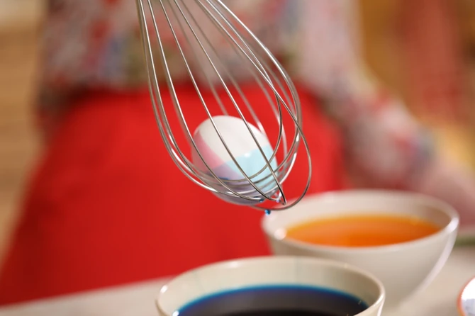 Farbanje jaja uz pomoć žice za mućenje