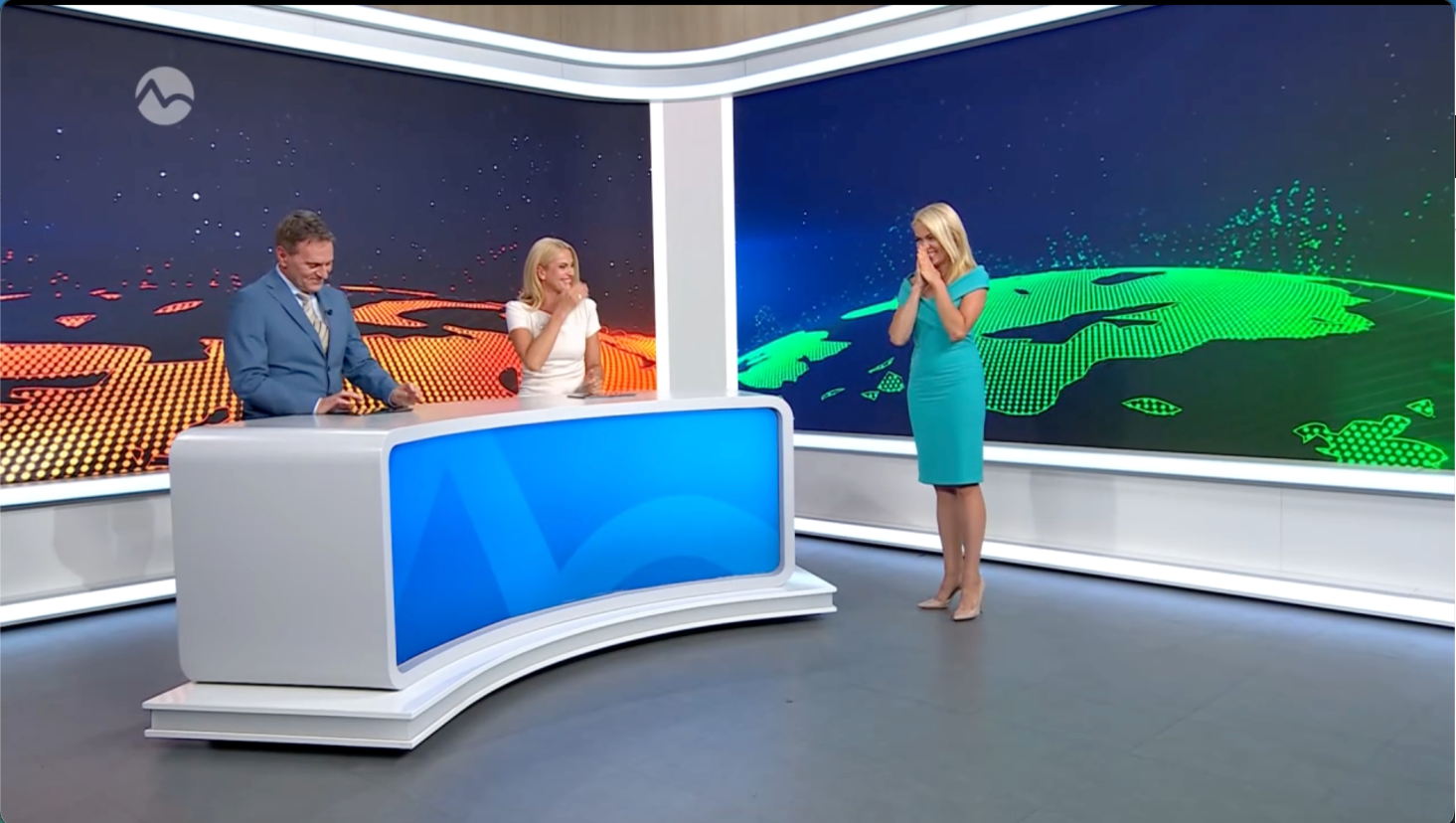 Moderátori v závere Televíznych novín doslova pukali od smiechu.