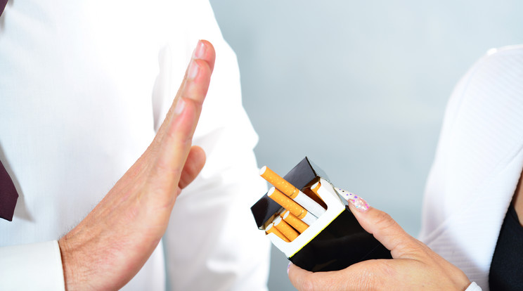 Sokan szeretnének változtatni a dohányzási szokásaikon, de nikotinfüggőségük miatt ez nem megy egyszerűen / Fotó: Shutterstock 1423552334