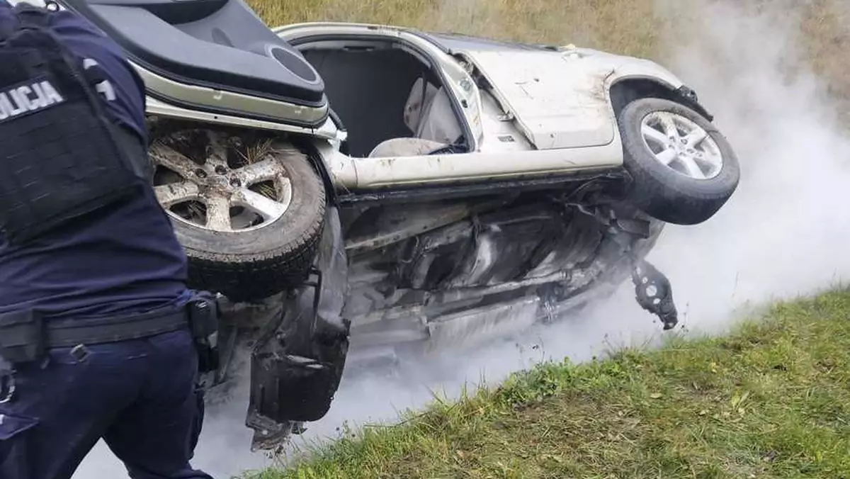 Policjanci z Płocka uratowali dwie kobiety z płonącego samochodu