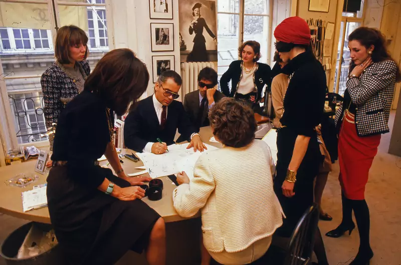 Karl Lagerfeld podczas pracy nad pierwszą kolekcją dla Chanel w 1983 roku