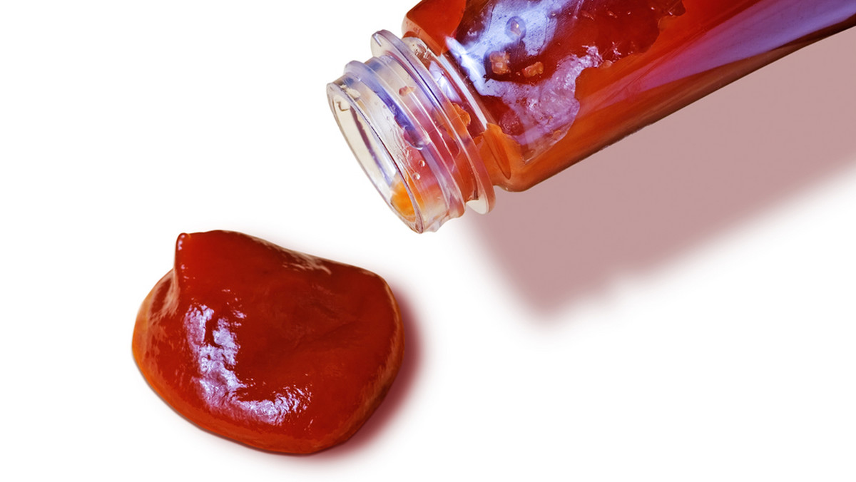 Ketchup to jedna z najpopularniejszych przypraw. Ten pomidorowy sos znajdzie się chyba w każdej lodówce. Świetnie sprawdza się do pizzy, kanapek czy grillowanego mięsa. Ale ketchup jest jeszcze bardziej uniwersalny. Nie każdy wie, że można go wykorzystać również do pielęgnacji twarzy czy porządków w domu.