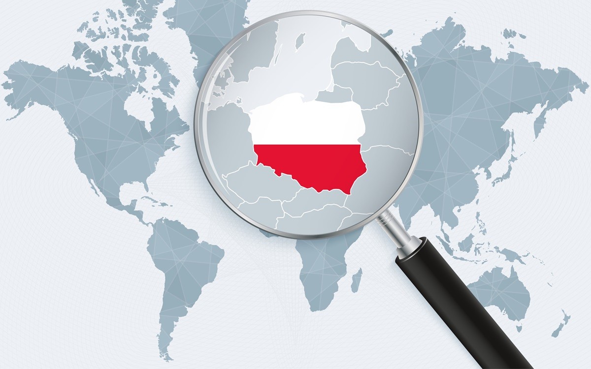 Polska pod lupą na tle mapy świata