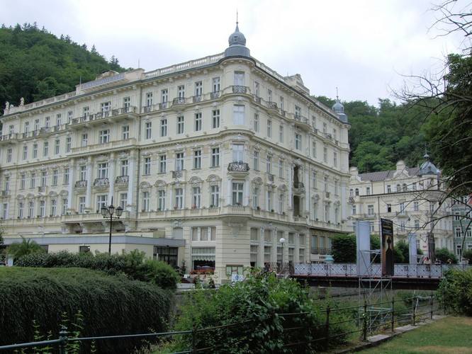 Grandhotel Pupp w Karlowych Warach. James Bond przybywał w nim w filmie 