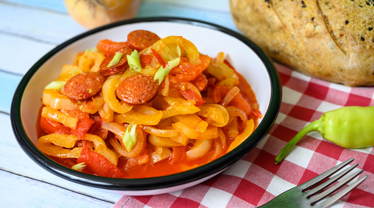 A lecsó alapja a hagyma, a paradicsom és a zöld paprika/Fotó: Shutterstock