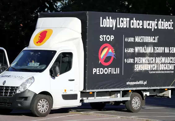 Homofobiczna furgonetka w Krakowie była chroniona przez policję jako zgromadzenie publiczne