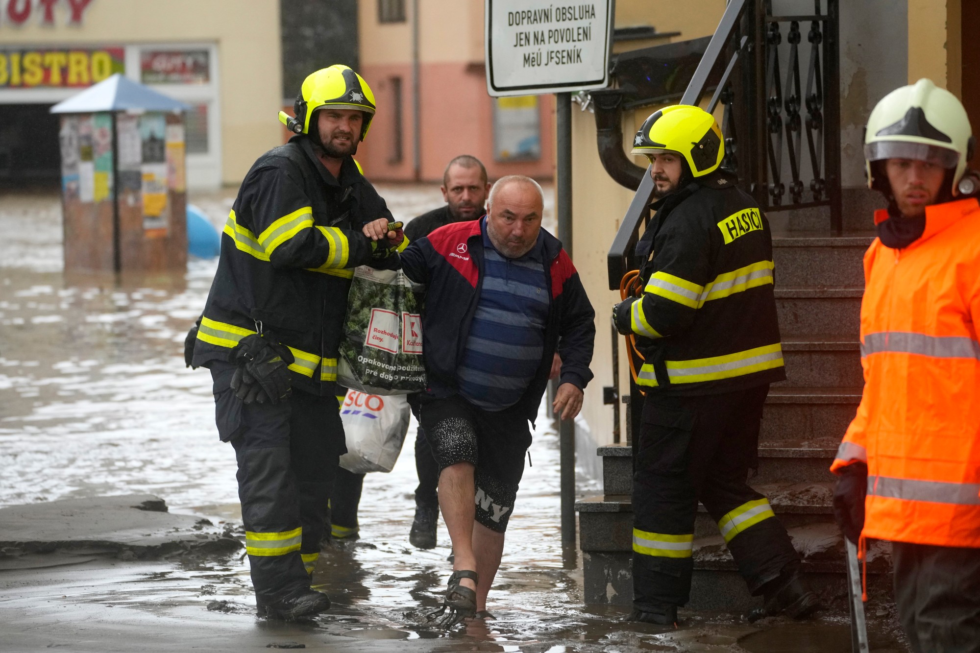 Hasiči pomáhajú ľuďom počas evakuácie v zaplavenom kúpeľnom meste Jeseník na severovýchode Českej republiky.