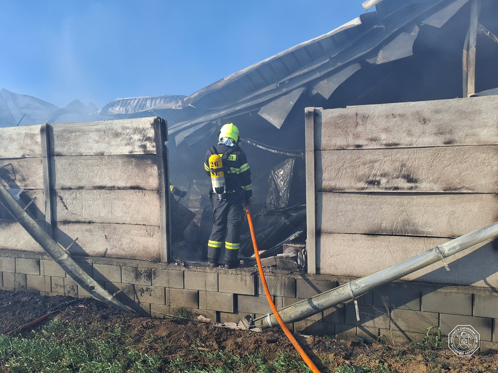 Požiar prístrešku v Golianove sa rozšíril na celú halu.