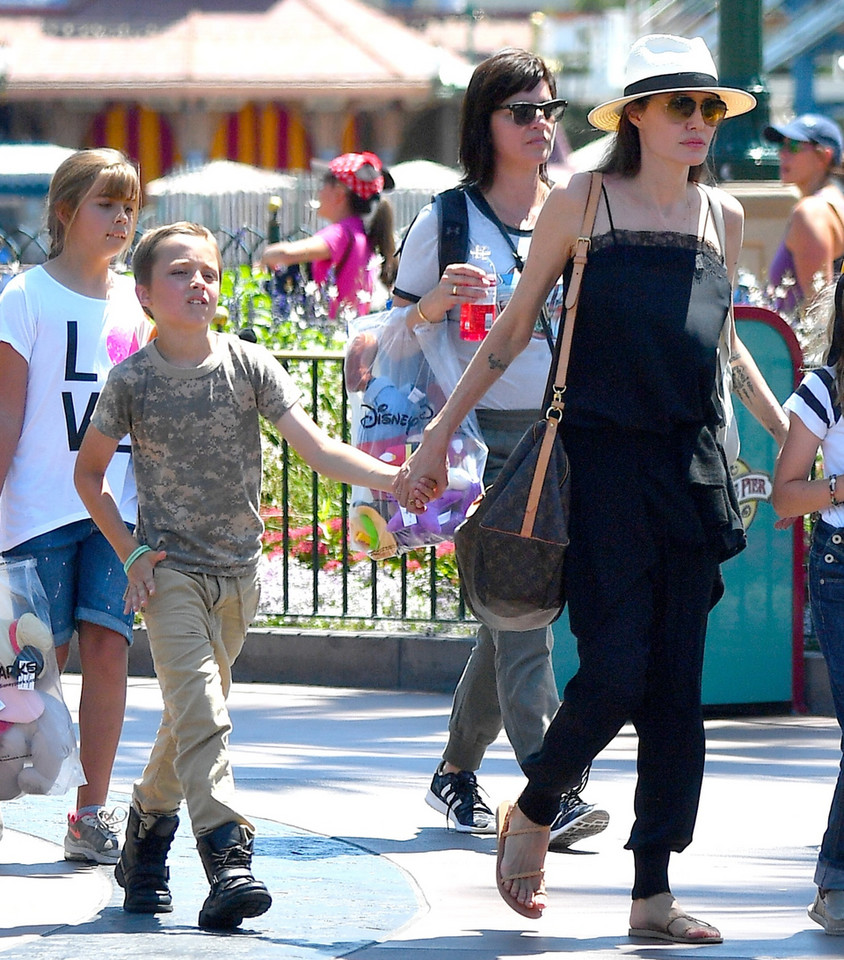 Angelina Jolie z synem w Disneylandzie