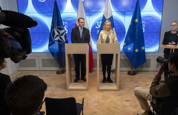 Minister Radoslaw Sikorski i Minister Finlandii Elina Valtonen w Helsinkach