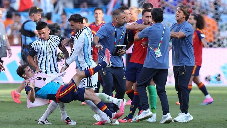 Tijago Almada i Leandro Paredes bacaju Španca Gavija na teren, dok pomoćni trener Roberto Ajala drži Erika Garsiju za grlo | Foto: Getty Images