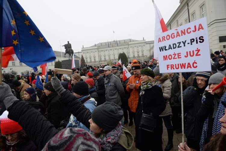 Warszawa. Zorganizowana przez KOD manifestacja związana jest z piątkowymi wydarzeniami w Sejmie. Biorą w niej udział mieszkańcy Warszawy i przedstawiciele opozycji. Teren wokół Sejmu zabezpiecza policja. Zablokowane są wjazdy na jego teren. W sali posiedzeń nadal przebywa grupa posłów opozycji. Sejm jest zamknięty dla mediów.