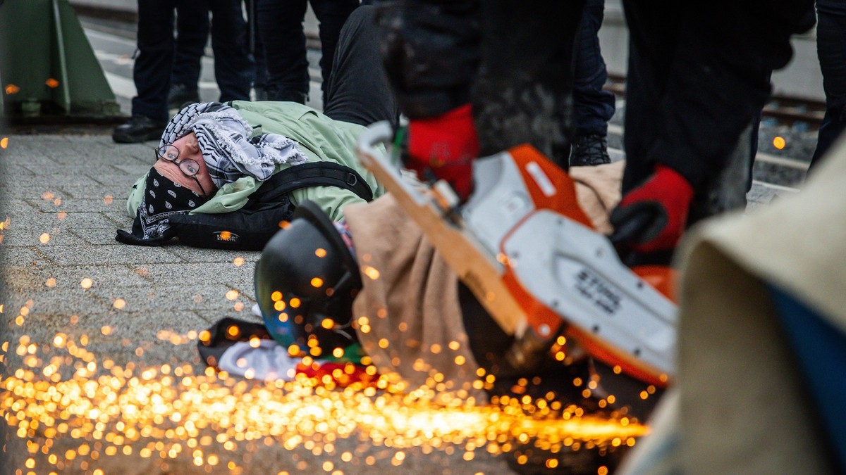 Propalestinski aktivisti blokirali železničke pruge u Hagu