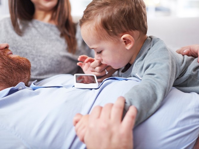 Roditelji decu vaspitavaju mobilnim telefonima
