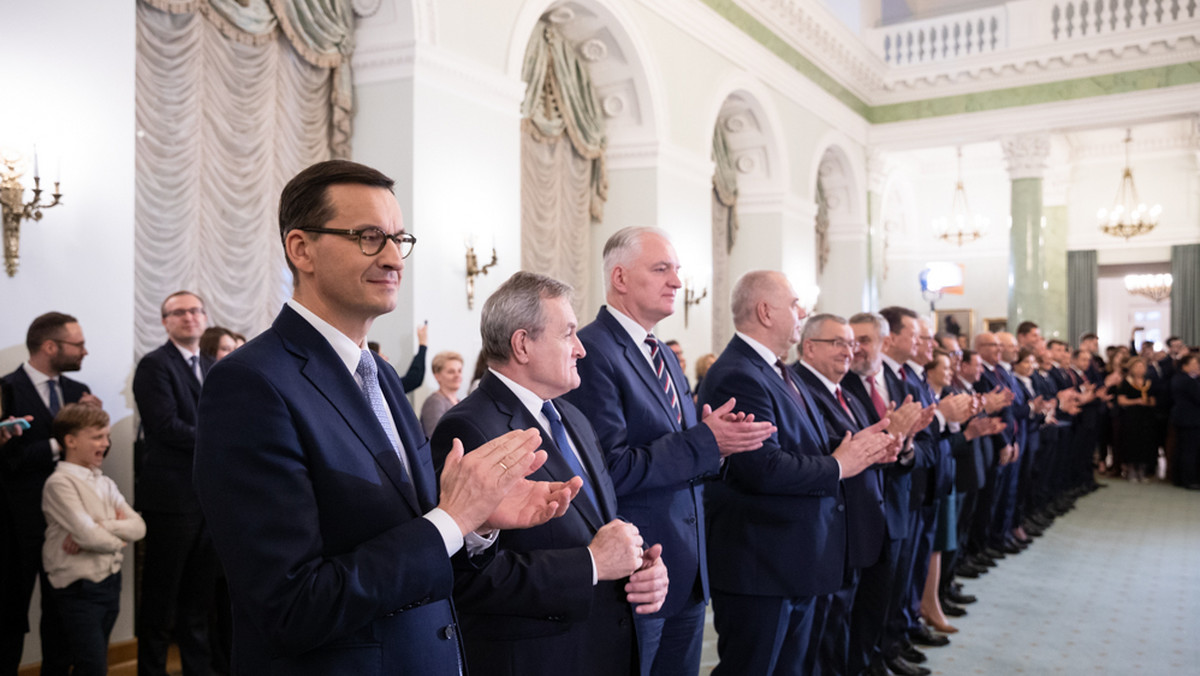 Jak wynika z badań przeprowadzonych przez CBOS, większość ankietowanych jest przychylna polskiemu rządowi. 28 proc. respondentów deklaruje się jako jego przeciwnicy, a 27 proc. pozostaje obojętne. 4 proc. pytanych o polski rząd stwierdziło, że "trudno powiedzieć".