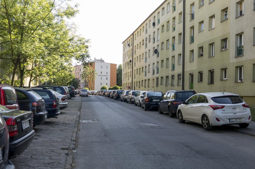 Zatłoczone parkingi w dzielnicy Halemba