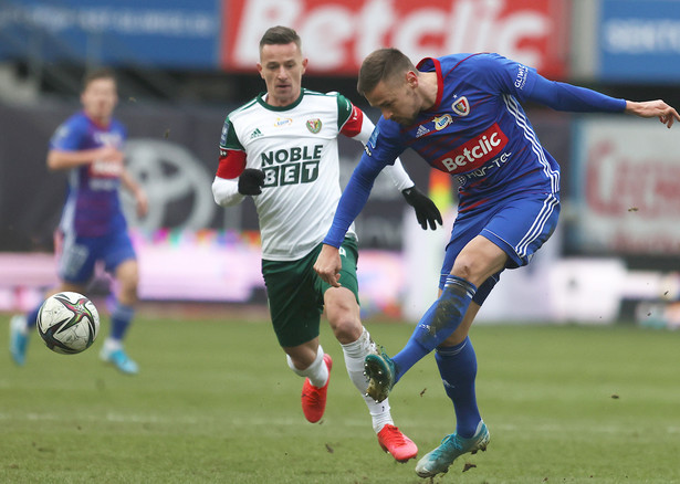 Zawodnik Piasta Gliwice Tomas Huk (P) i Mateusz Praszelik (L) ze Śląska Wrocław podczas meczu 16. kolejki piłkarskiej Ekstraklasy