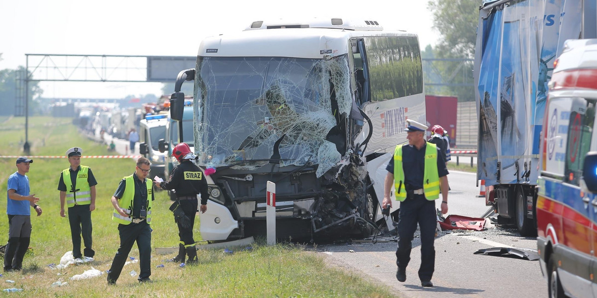 Autobus przewożący dzieci zderzył się z ciężarówką.