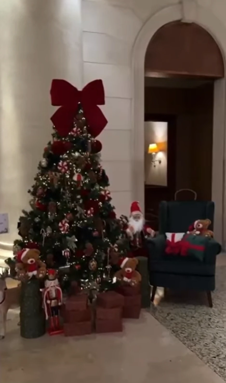 Milica Mitrović snima jelku na Pinku, a Dušica Jakovljević čisti prozore: "Najvažnije je voditi računa o svojoj kući!"