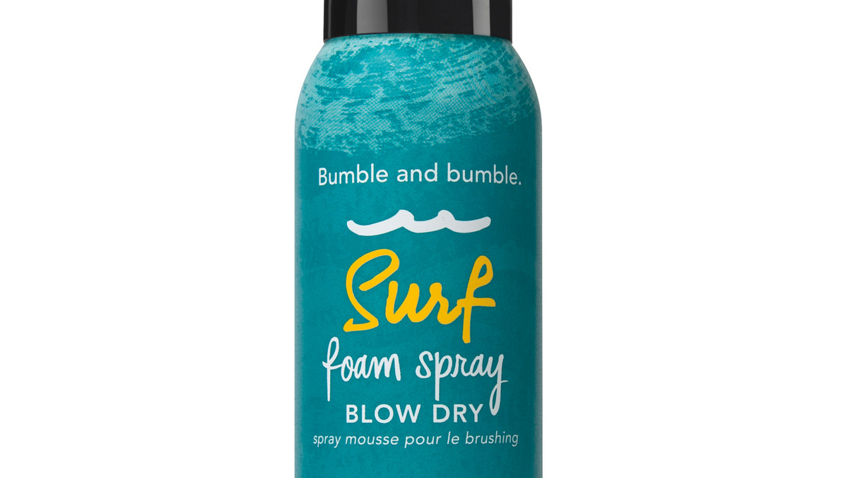 Surf Spray wyznaczył kanon matowych, wysuszonych na słońcu fal. Surf Infusion stworzył miękkie, potargane morskie fale z połyskiem. Teraz, z myślą o plażowych, „potarganych przez wiatr” fryzurach, które wymagają odrobiny finezji stylizowanej na gorąco, firma Bumble and bumble ma przyjemność przedstawić produkt Surf Foam Spray Blow Dry. Ma konsystencję częściowo pianki (lecz znacznie lżejszej) i częściowo mgiełki z solą morską (lecz nieco ziarnistej), która nada włosom zmysłowy kształt z idealną proporcją połysku.