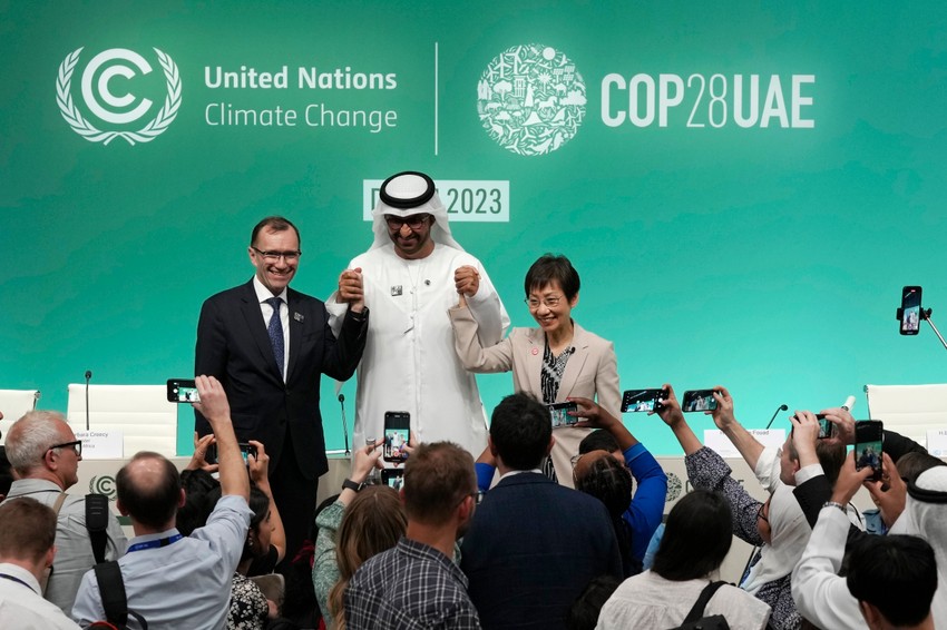 Norveški ministar Espen Bart Eide, predsednik COP28 Sultan al Džaber i ministarka Singapura Grejs Fu na klimatskom samitu u Dubaiju 8. decembra