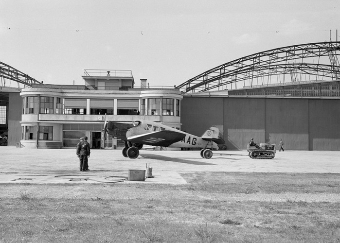 Lotnisko Okęcie, budynek główny, mechanicy przy pracy, Warszawa 1934 (Sygn.190-0016, licencja CC-BY-SA)