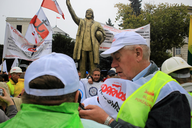 Związkowcy postawili premierowi pomnik. Tusk: Nie zasłużyłem