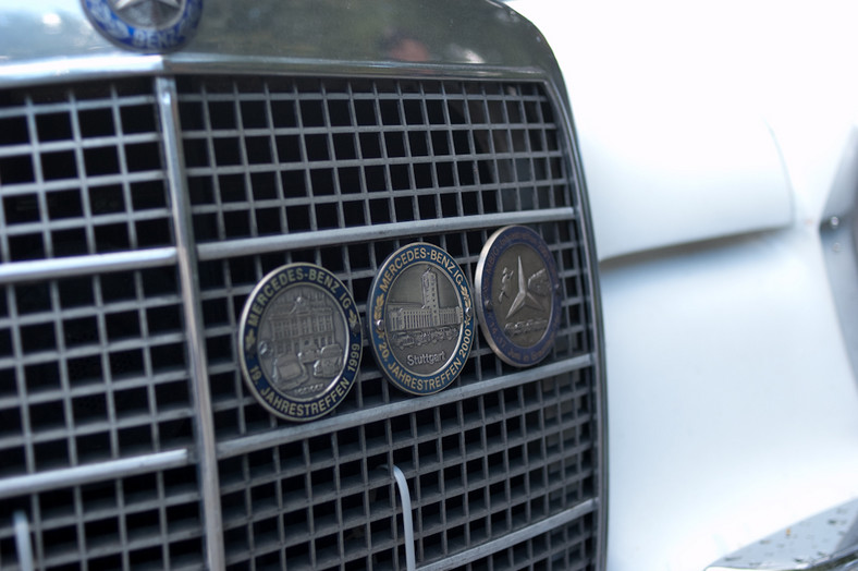 X Zlot Zabytkowych Mercedesów: srebrne gwiazdy w Wilanowie