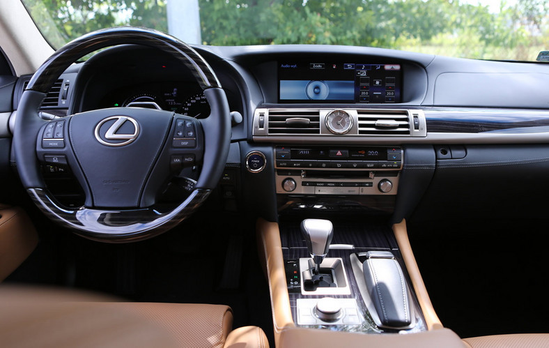 Lexus LS 600h L czy hybrydowy napęd w luksusowym