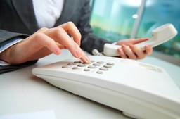 Stacjonarnych telefonów używają już tylko seniorzy i firmy