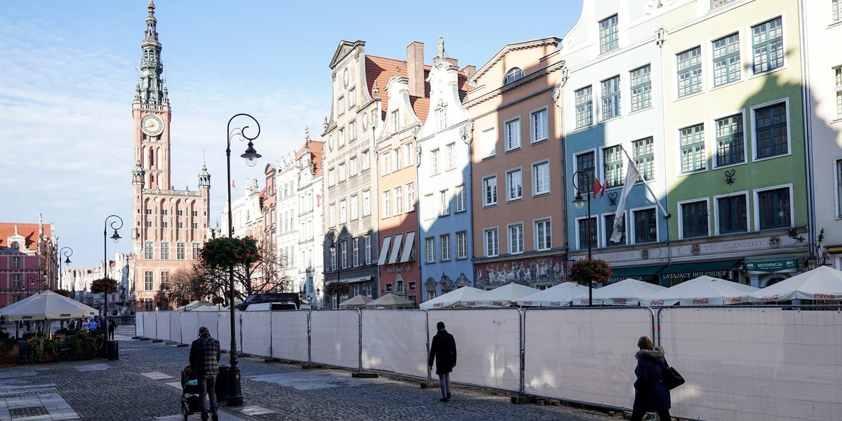 Będzie antypoślizgowa i odpowiednia do historycznego charakteru Długiego Targu. Tak ma wyglądać nowa nawierzchnia tego najbardziej reprezentacyjnego deptaku w sercu Gdańska. Wymiana sfatygowanych płyt już ruszyła. Zastąpi je kostka brukowa. Wszystko ma być gotowe na przyszłoroczny sezon.