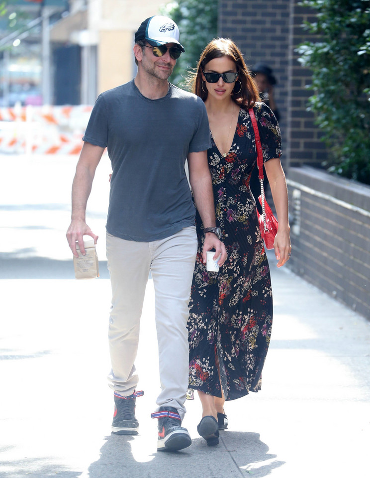 Irina Shayk i Bradley Cooper na spacerze