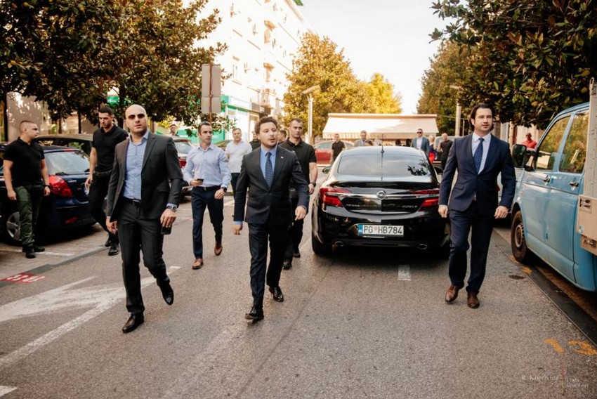 Dritan Abazović ispred zgrade Višeg suda u Podgorici