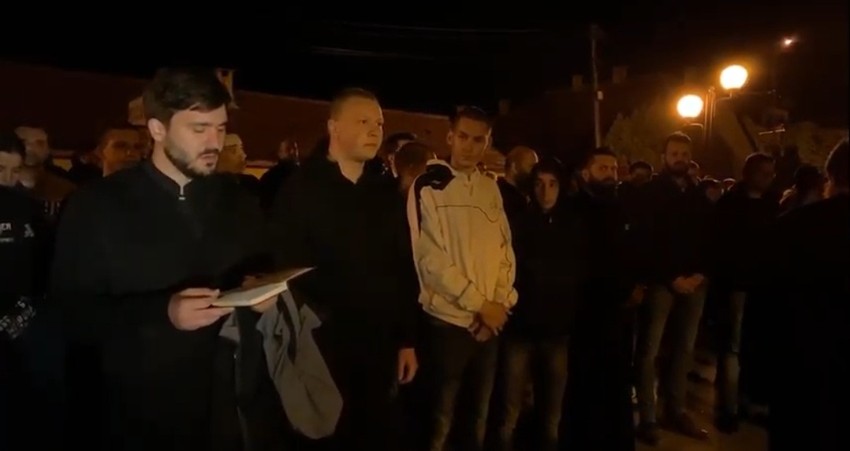 Građani ispred policijske stanice u Nikšiću