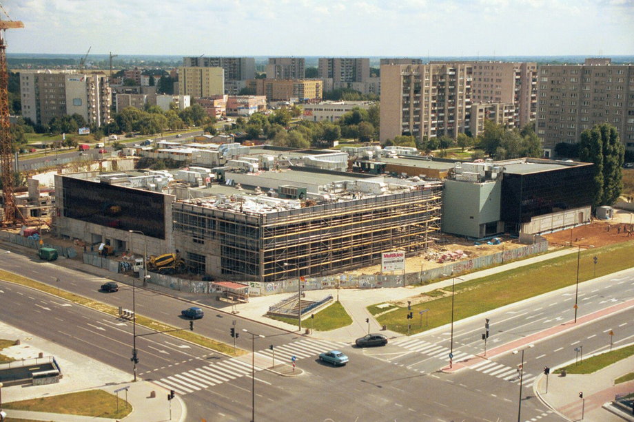 Budowa Multikina na warszawskim Ursynowie w 1999 r.