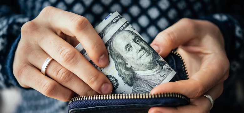 Bezdomne kobiety zwróciły znalezione tysiące dolarów. "On zaczął płakać, o mój Boże..."