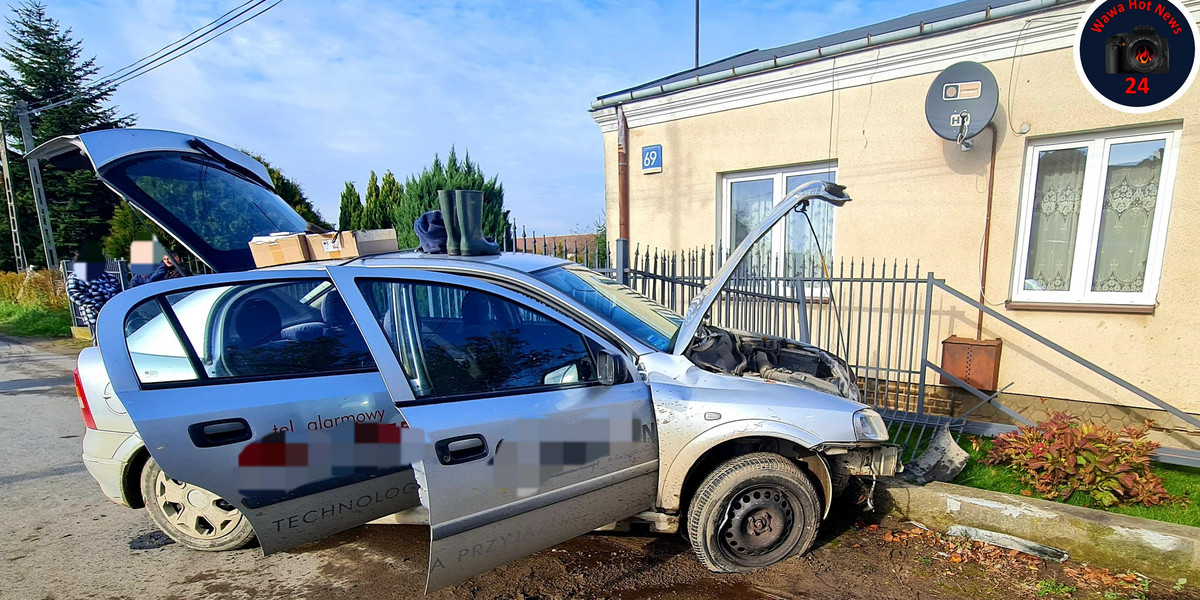 Samochód najpierw potrącił matkę z dzieckiem, a później uderzył w ogrodzenie. 