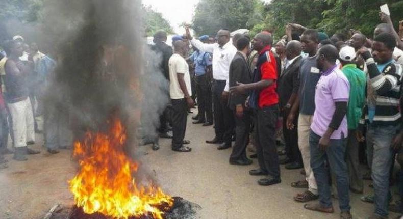 Angry youths burning tyres in Akure