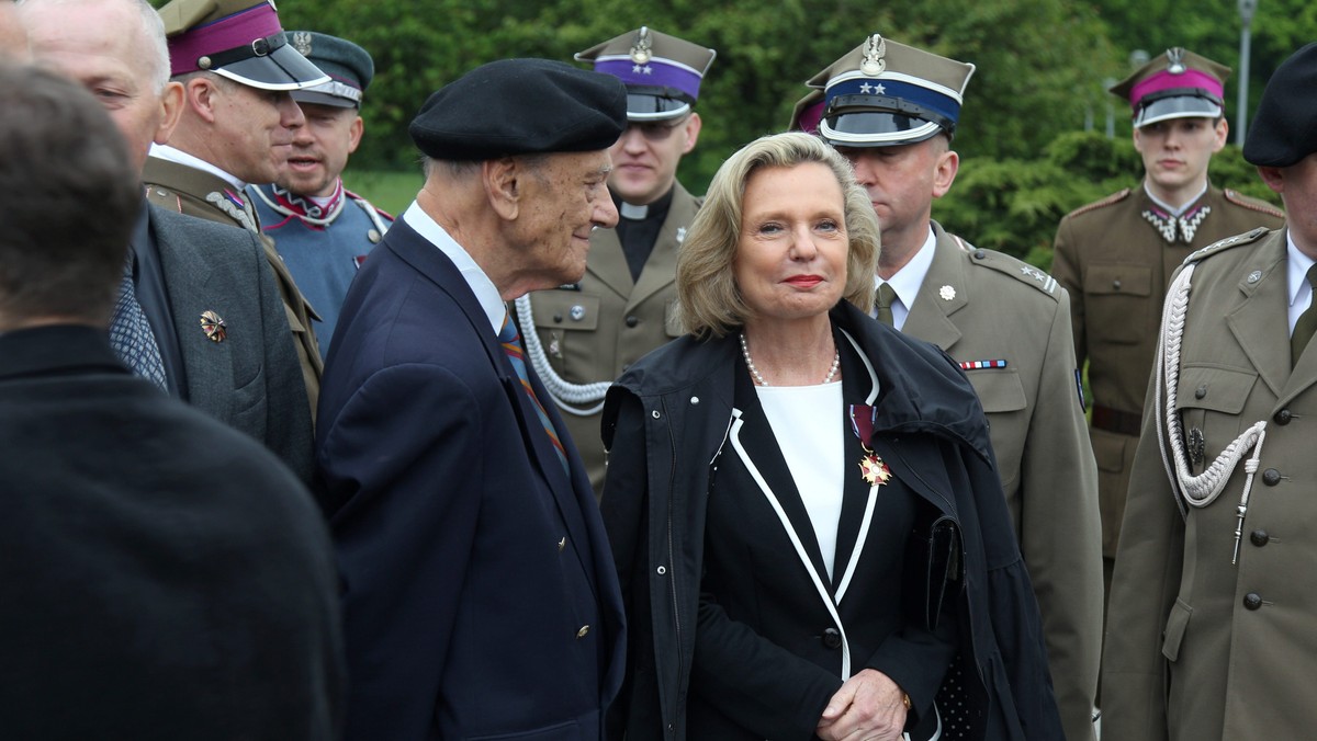 - Pamiętajcie, że to właśnie wy Ułani Podolscy zatknęliście polską flagę na ruinach klasztoru Monte Cassino - powiedziała w Szczecinie Anna Maria Anders córka legendarnego dowódcy 2 Korpusu gen. Władysława Andersa do żołnierzy 12 Batalionu Ułanów Podolskich.