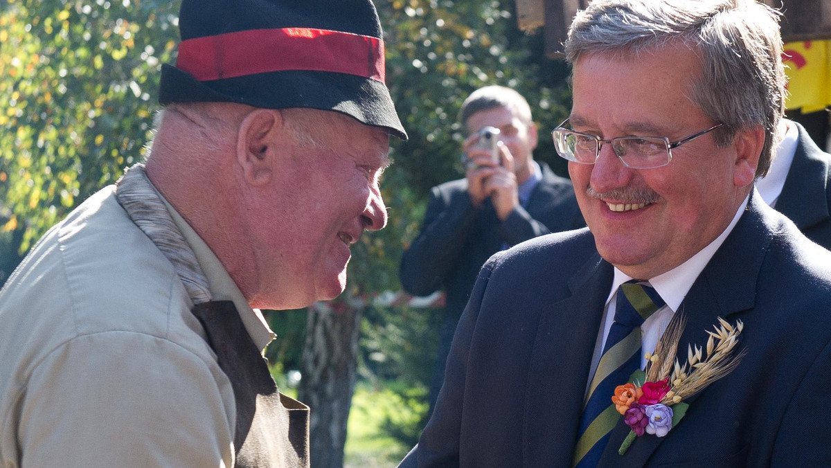 Prezydent Bronisław Komorowski podkreślił podczas obchodów 67. rocznicy bitwy pod Jaktorowem na Mazowszu, że w ofierze życia i poświęceniu polskich żołnierzy, w tym oddziałów AK Grupy Kampinos, tkwi źródło naszych współczesnych sukcesów i zwycięstw. Przyznał, że patrząc na groby żołnierzy AK myśli o całym pokoleniu jego ojca, o tym, że ci ludzie walczyli, ale często nie doczekali wolnej Polski albo przeżyli gorycz porażki. Na koniec przemówienia Komorowski zażartował, że "musi już uciekać" na uroczystości dożynkowe do Spały, a kwiaty w jego imieniu podczas uroczystości złoży jego współpracownik i wieloletni asystent - Michał Szweycer.