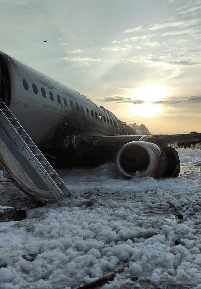 Wrak samolotu Suchoj Superjet 100 na płycie lotniska Szermetiewo