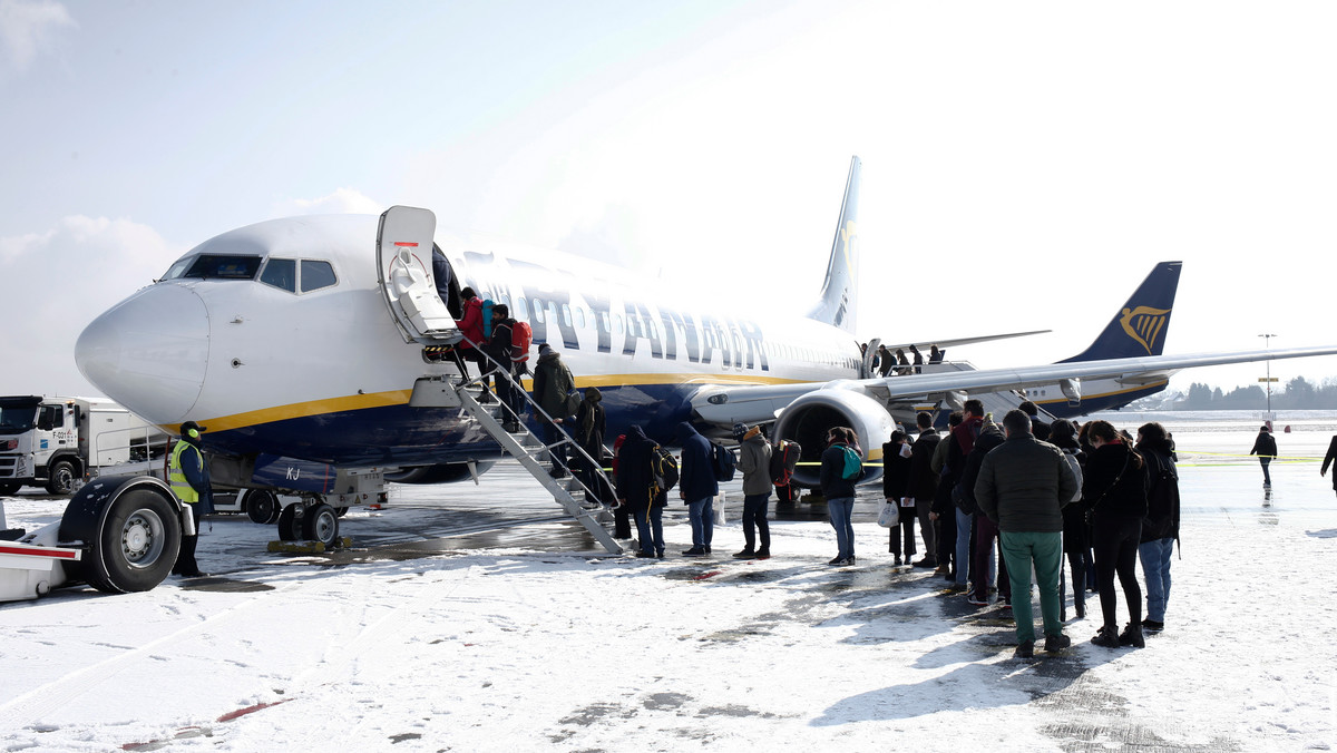 Ryanair ogłosił niedawno radykalne cięcia połączeń z Wielką Brytanią i Irlandią w związku z ograniczeniami w ruchu spowodowanymi koronawirusem. Decyzja ta oznacza, że samoloty irlandzkiego przewoźnika znikną całkowicie z ośmiu polskich lotnisk na prawie trzy miesiące.