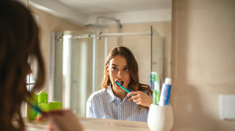 Chorujesz na COVID-19? Te zasady higieny jamy ustnej musisz znać, aby chronić bliskich przed zakażeniem
