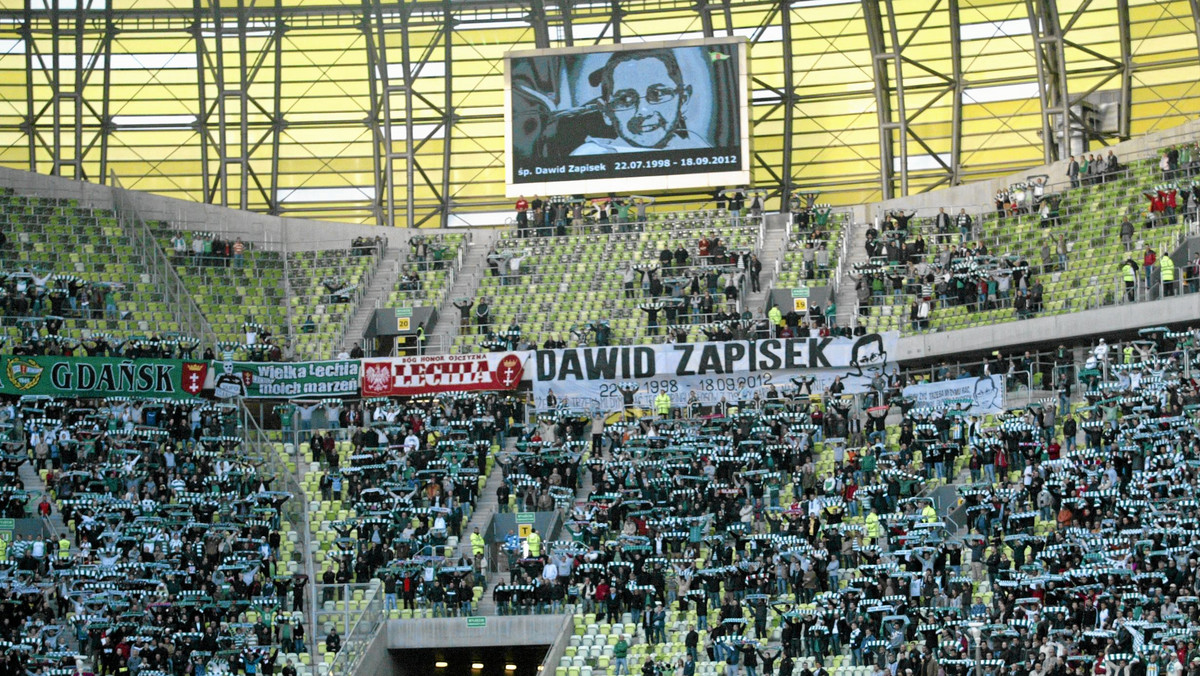 Jeden z sektorów trybuny na gdańskiej PGE Arenie będzie upamiętniał Dawida Zapiska, nastolatka z Gdańska, który mimo ciężkiej choroby, był jednym z najwierniejszych fanów Lechii Gdańsk i najpopularniejszym kibicem podczas turnieju Euro 2012. Na PGE Arenie odsłonięto także tablicę upamiętniającą chłopca.