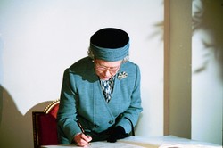 Według aktu zgonu powodem śmierci Elżbiety II była starość