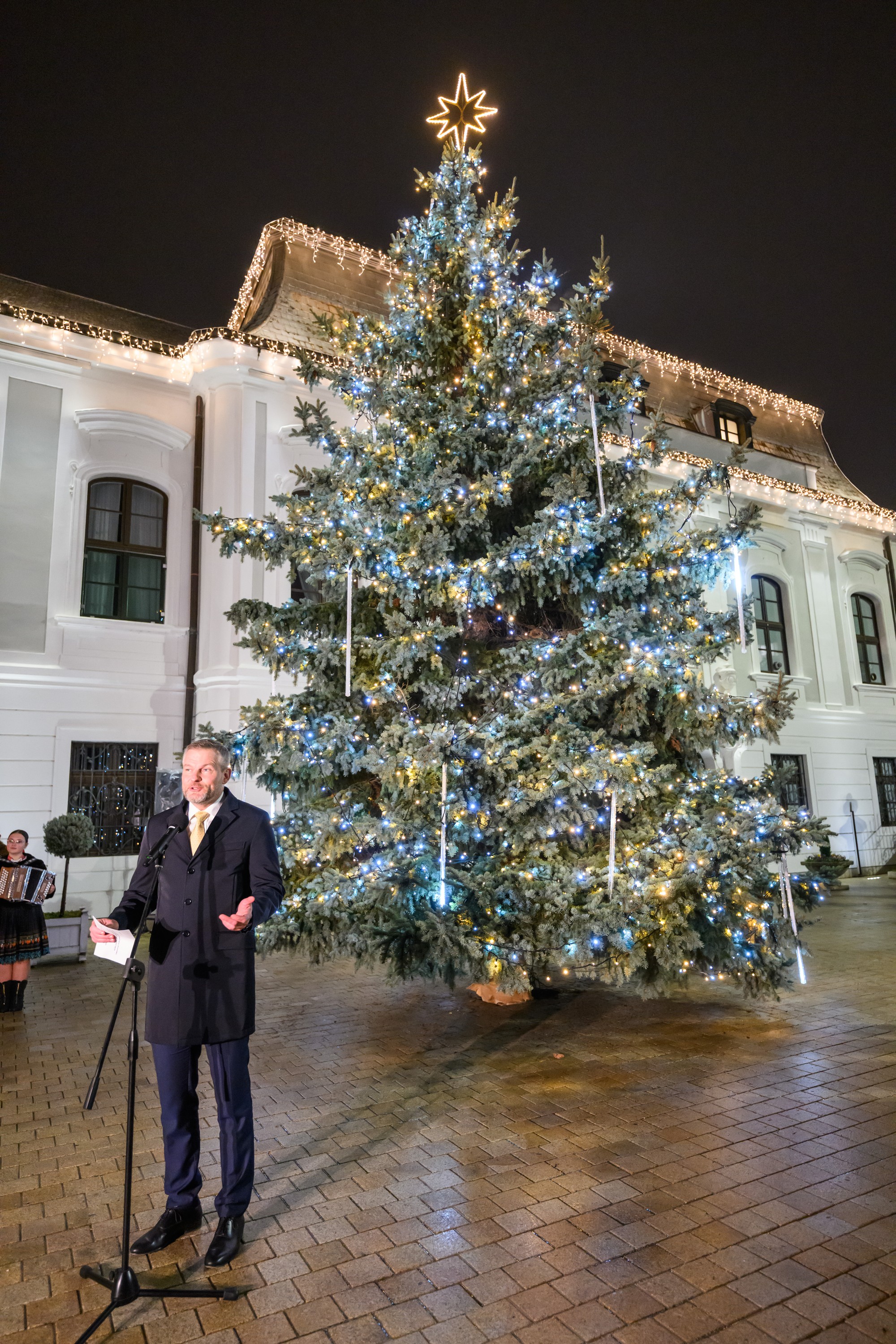 Prezident Peter Pellegrini rozsvietil vianočný stromček pred Prezidentským palácom v Bratislave
