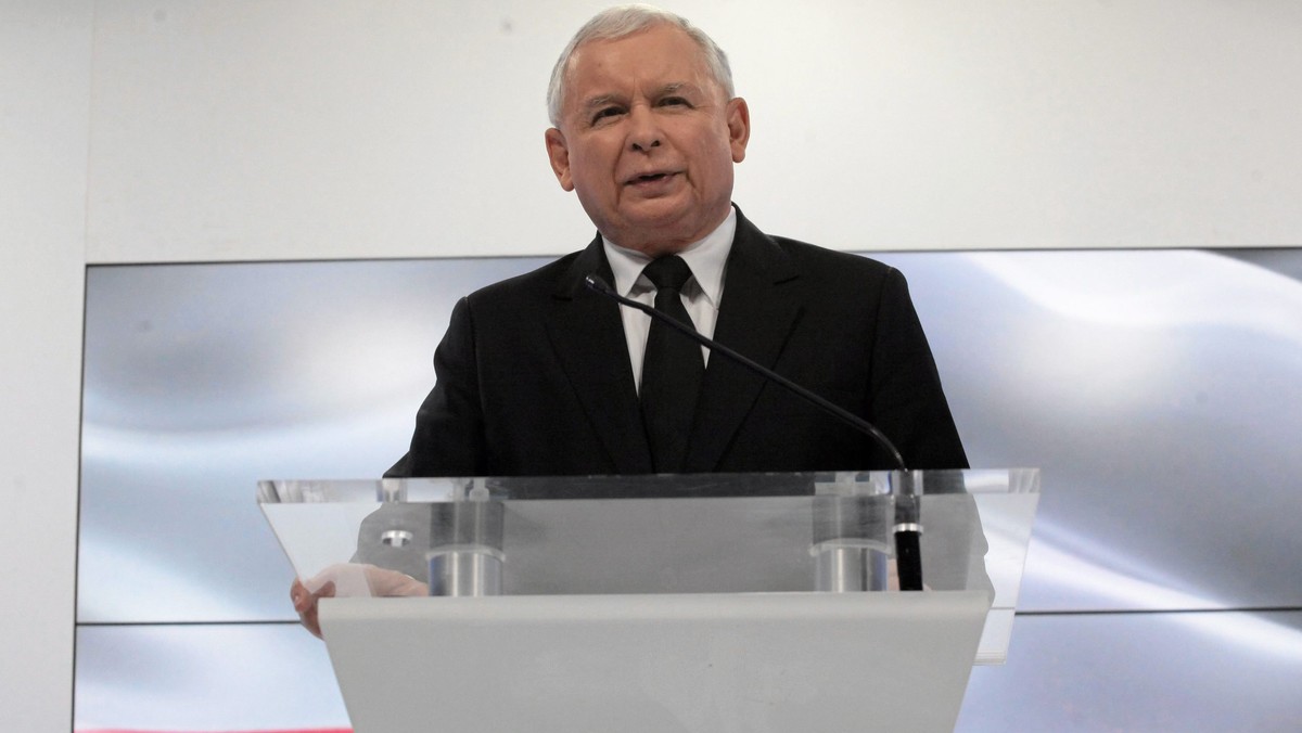 Prezes PiS Jarosław Kaczyński przesłał list do brytyjskiego premiera, w którym wyraża zdziwienie krytycznymi słowami Davida Camerona o otwarciu rynku pracy dla przybyszów z nowych państw UE, w tym z Polski – informują politycy PiS.