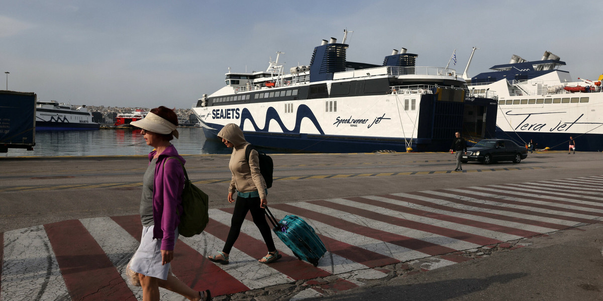 Strajk branży transportowej objął też statki pasażerskie w Pireusie. Grecja, 17 kwietnia 2024 r.