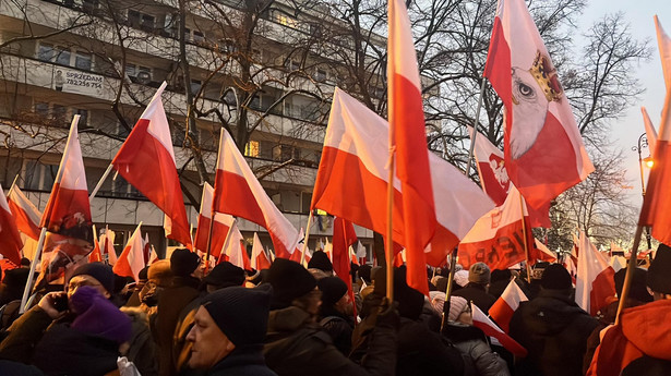 Na miejscu można usłyszeć hasła: "Cześć i chwała bohaterom"