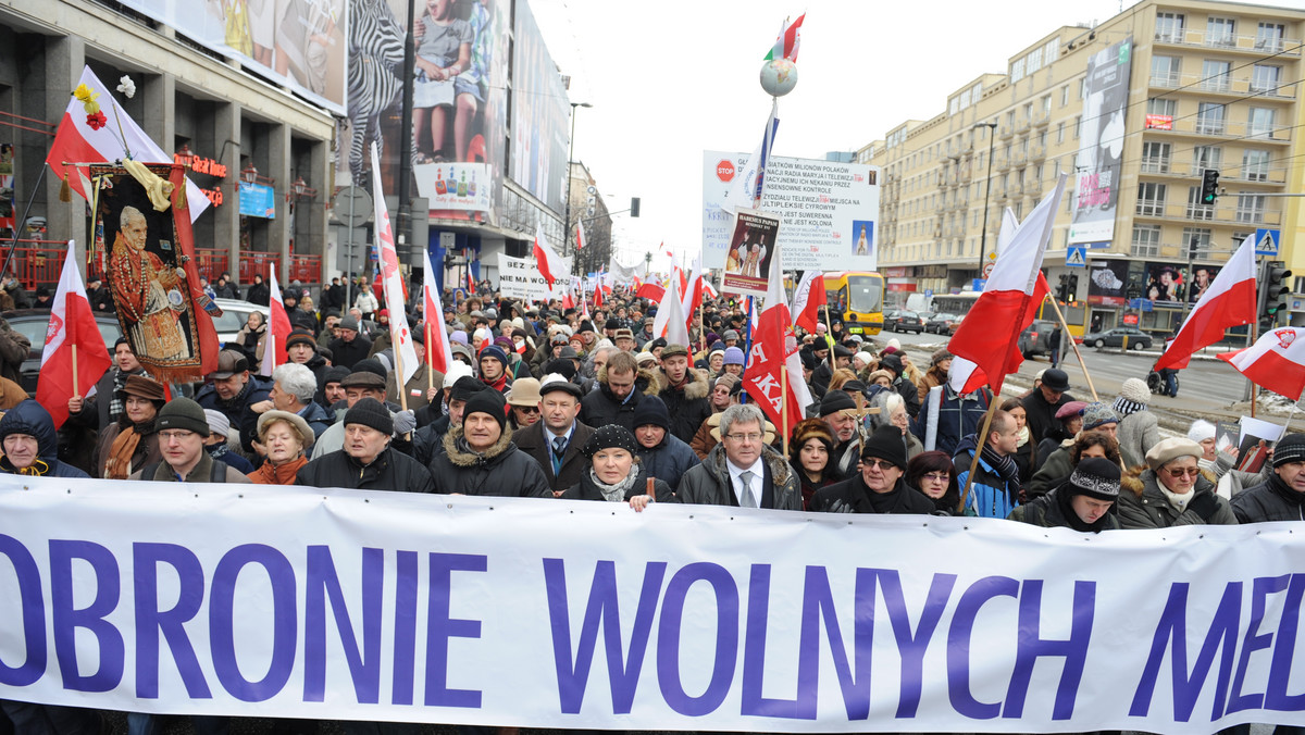 Pod hasłem obrony wolnych mediów kilka tysięcy osób manifestowało w Warszawie w proteście przeciwko niezapewnieniu telewizji Trwam miejsca na multipleksie cyfrowym. Demonstranci przeszli spod Sejmu przed Pałac Prezydencki, gdzie odbył się wiec.